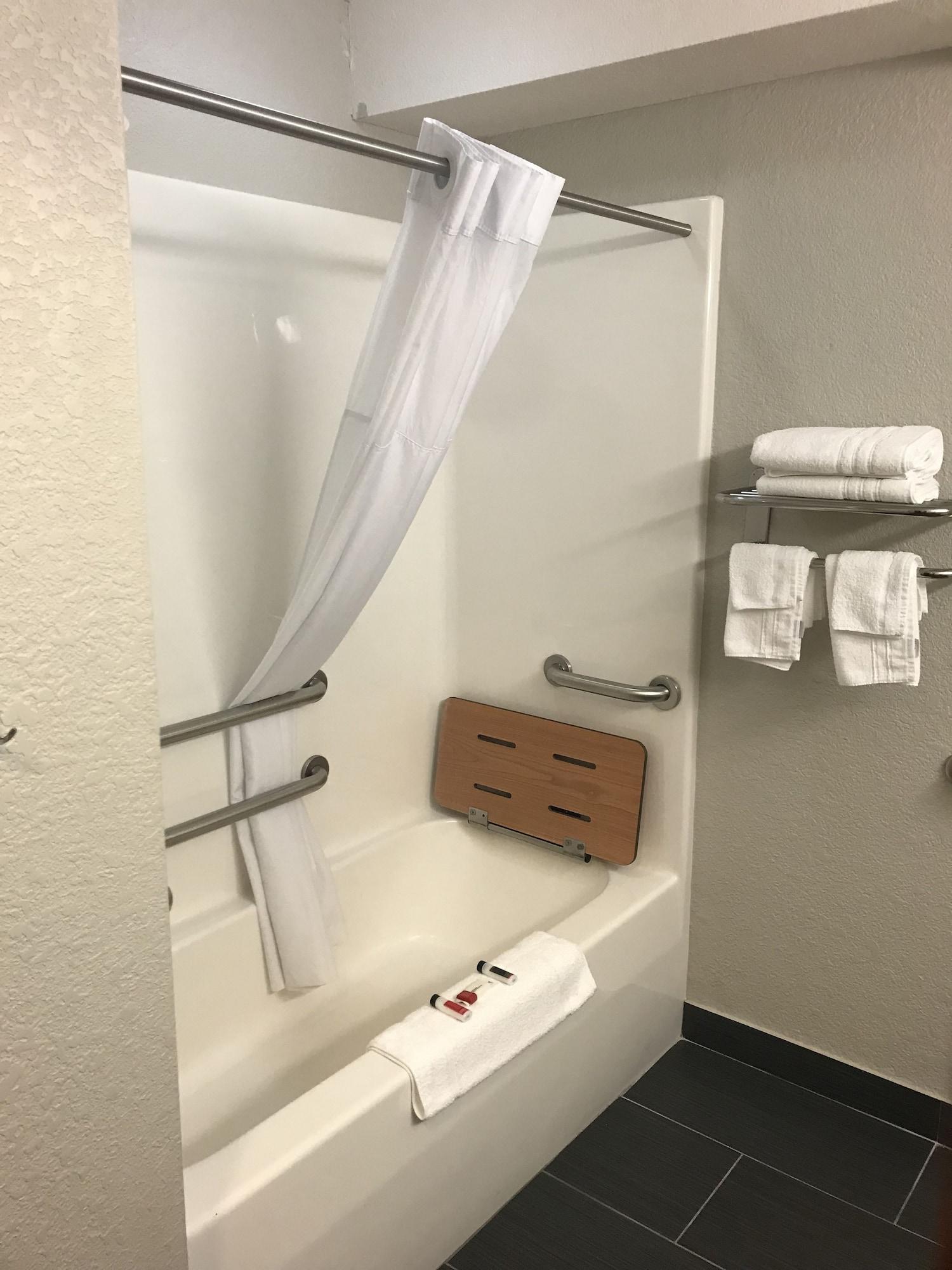 Microtel Inn & Suites Urbandale Екстериор снимка