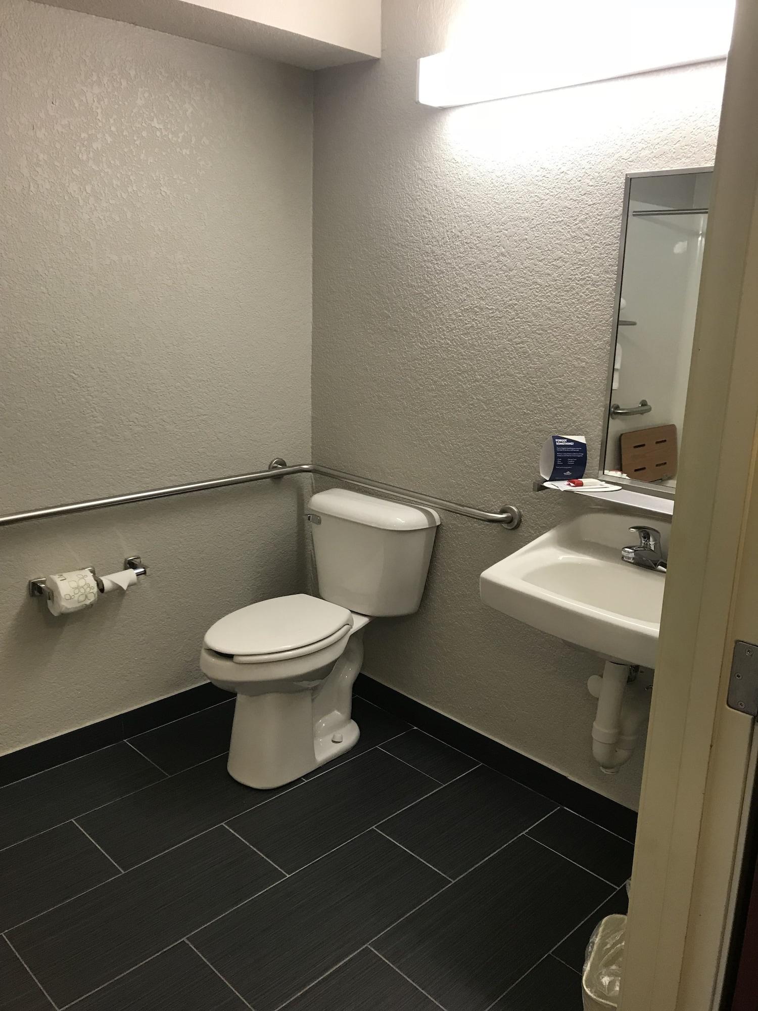 Microtel Inn & Suites Urbandale Екстериор снимка