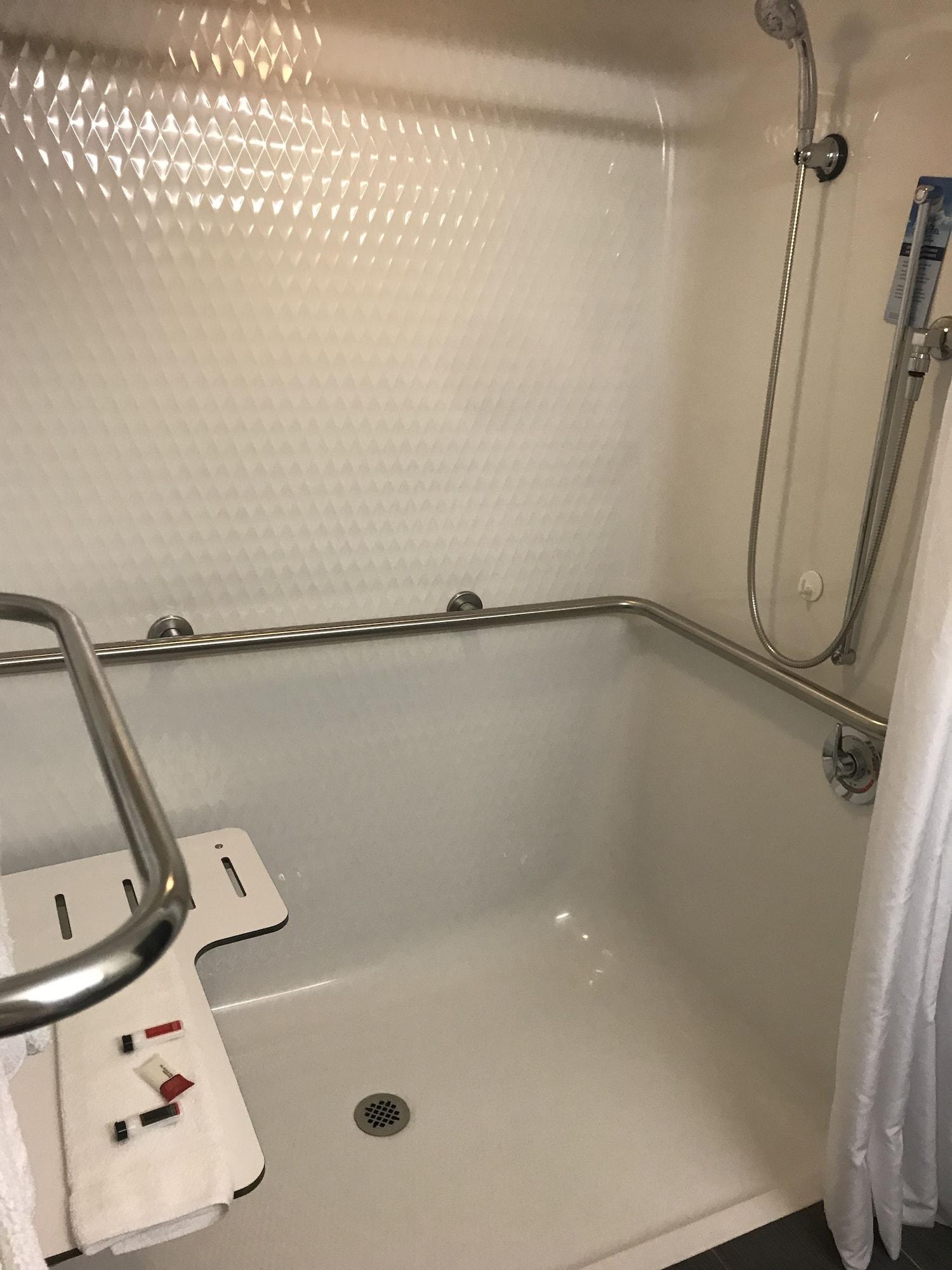 Microtel Inn & Suites Urbandale Екстериор снимка