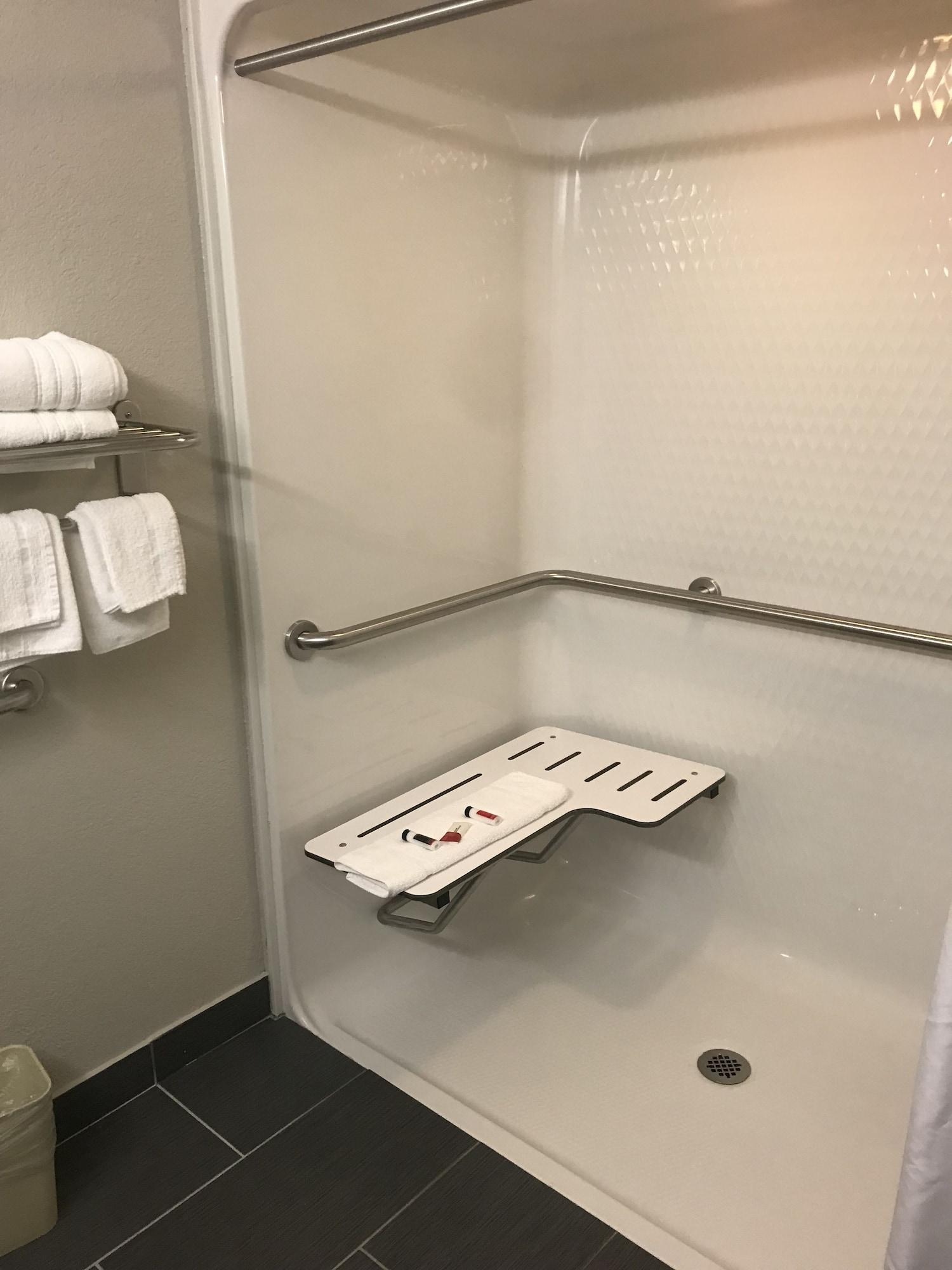 Microtel Inn & Suites Urbandale Екстериор снимка