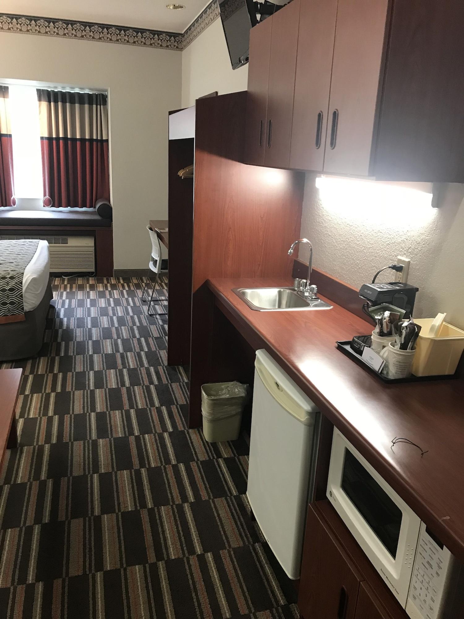 Microtel Inn & Suites Urbandale Екстериор снимка