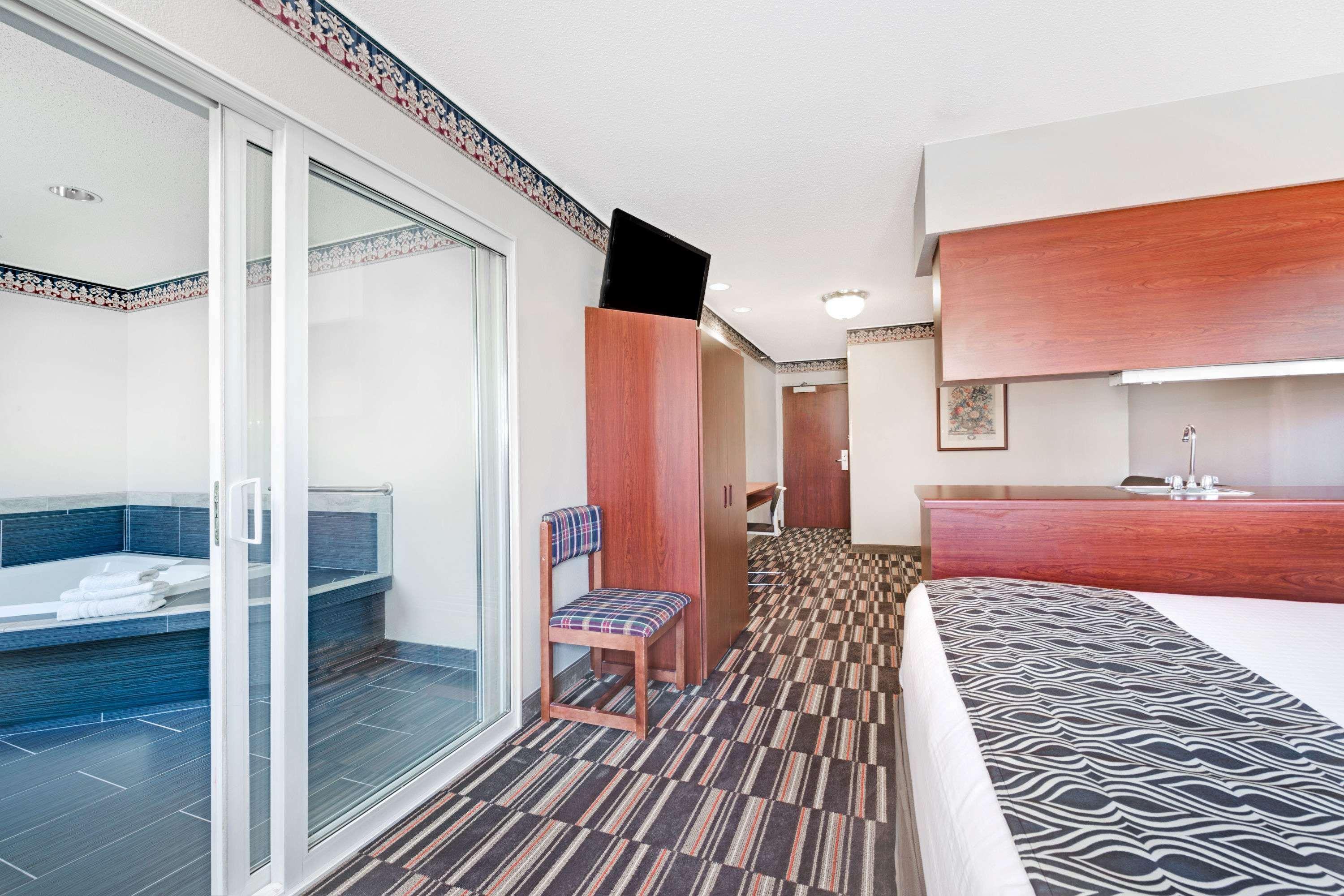 Microtel Inn & Suites Urbandale Екстериор снимка