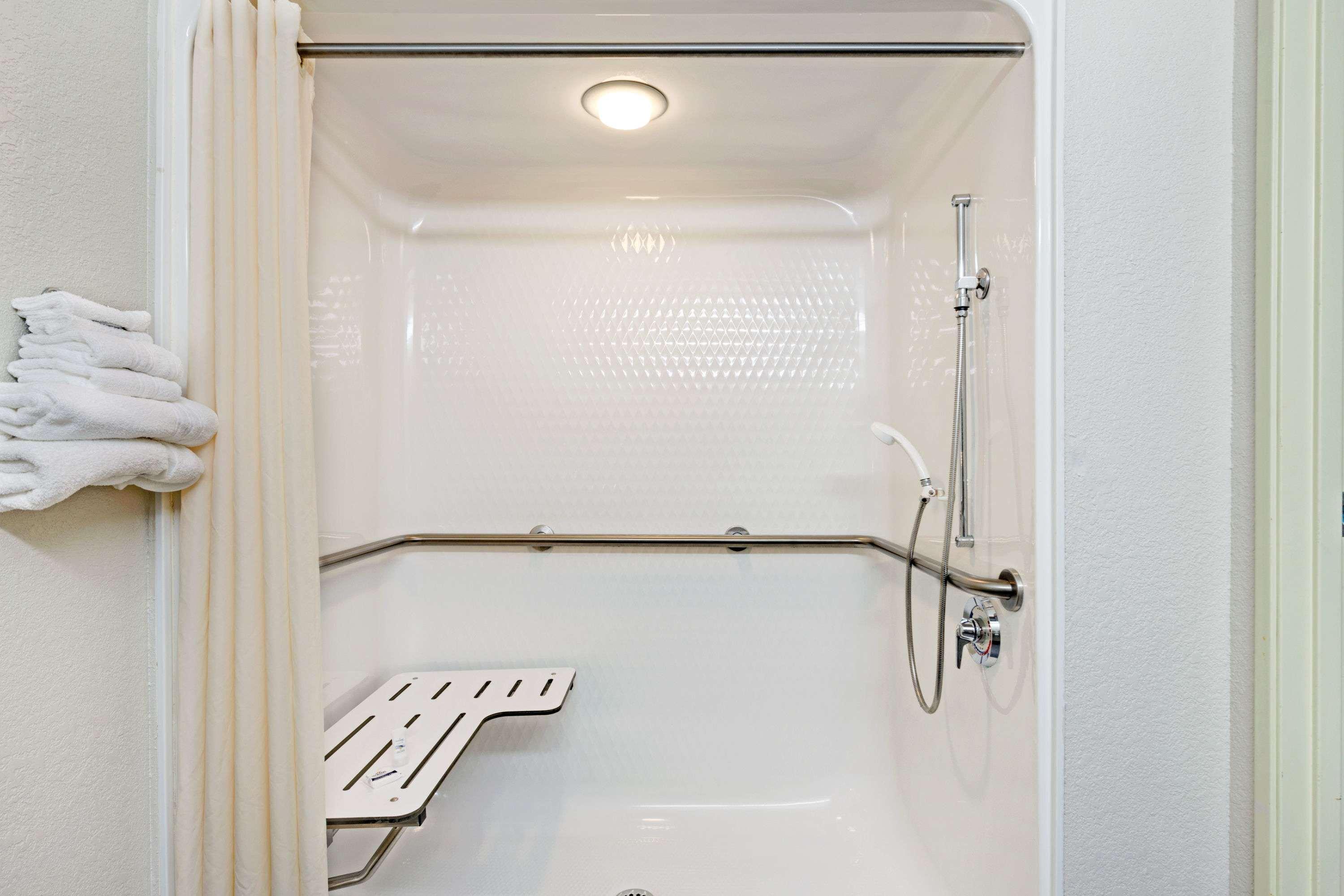 Microtel Inn & Suites Urbandale Екстериор снимка