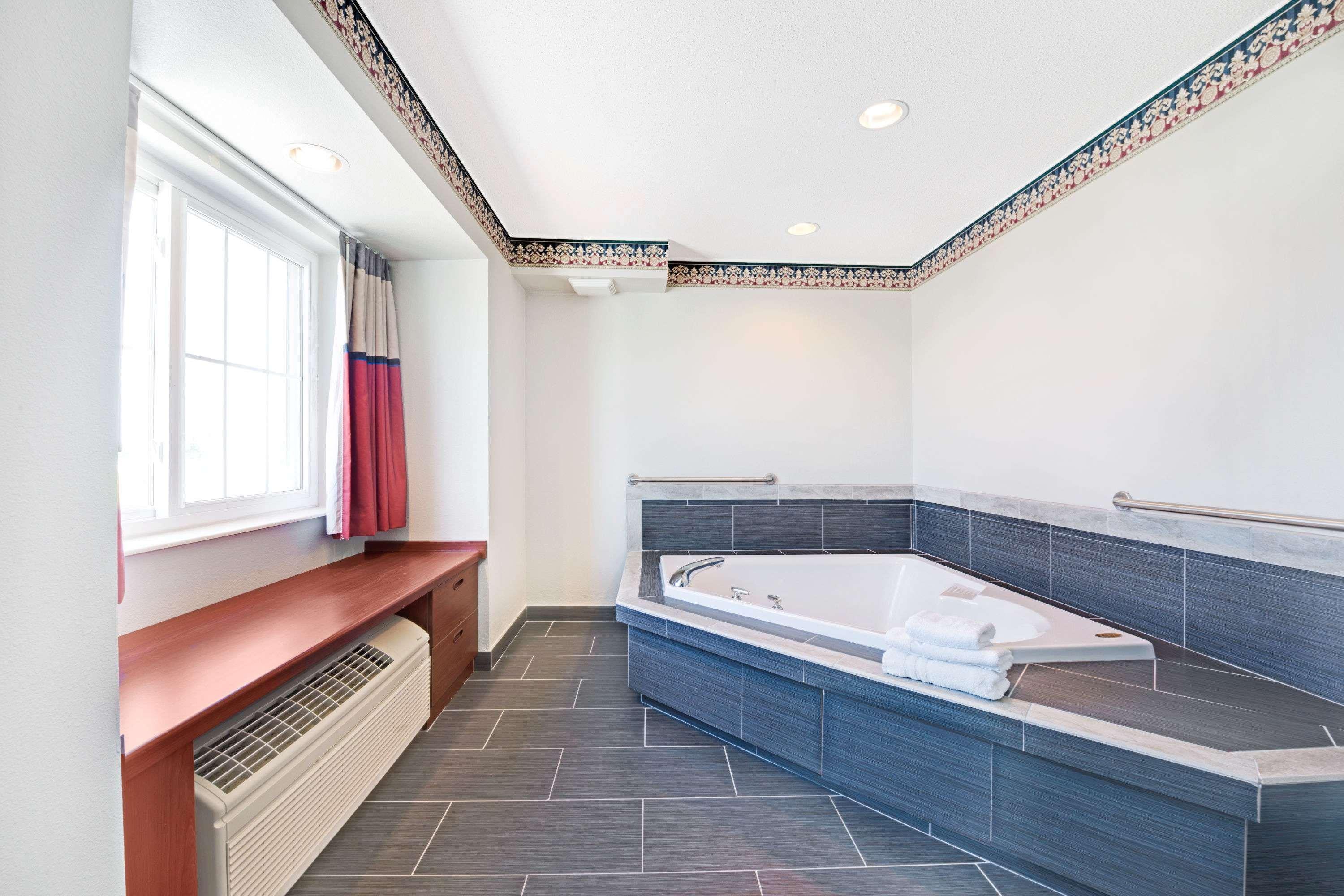 Microtel Inn & Suites Urbandale Екстериор снимка
