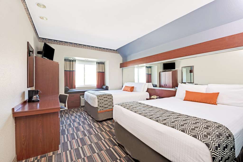 Microtel Inn & Suites Urbandale Стая снимка