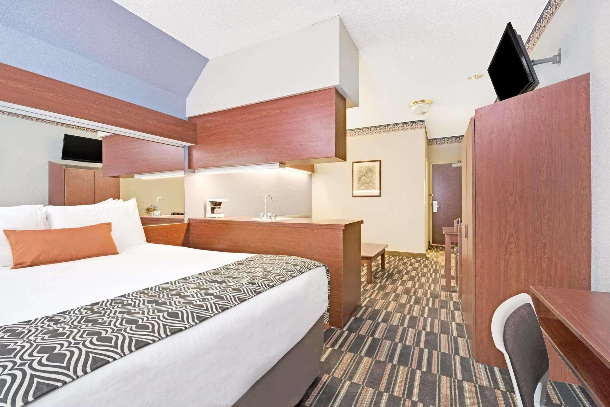 Microtel Inn & Suites Urbandale Екстериор снимка