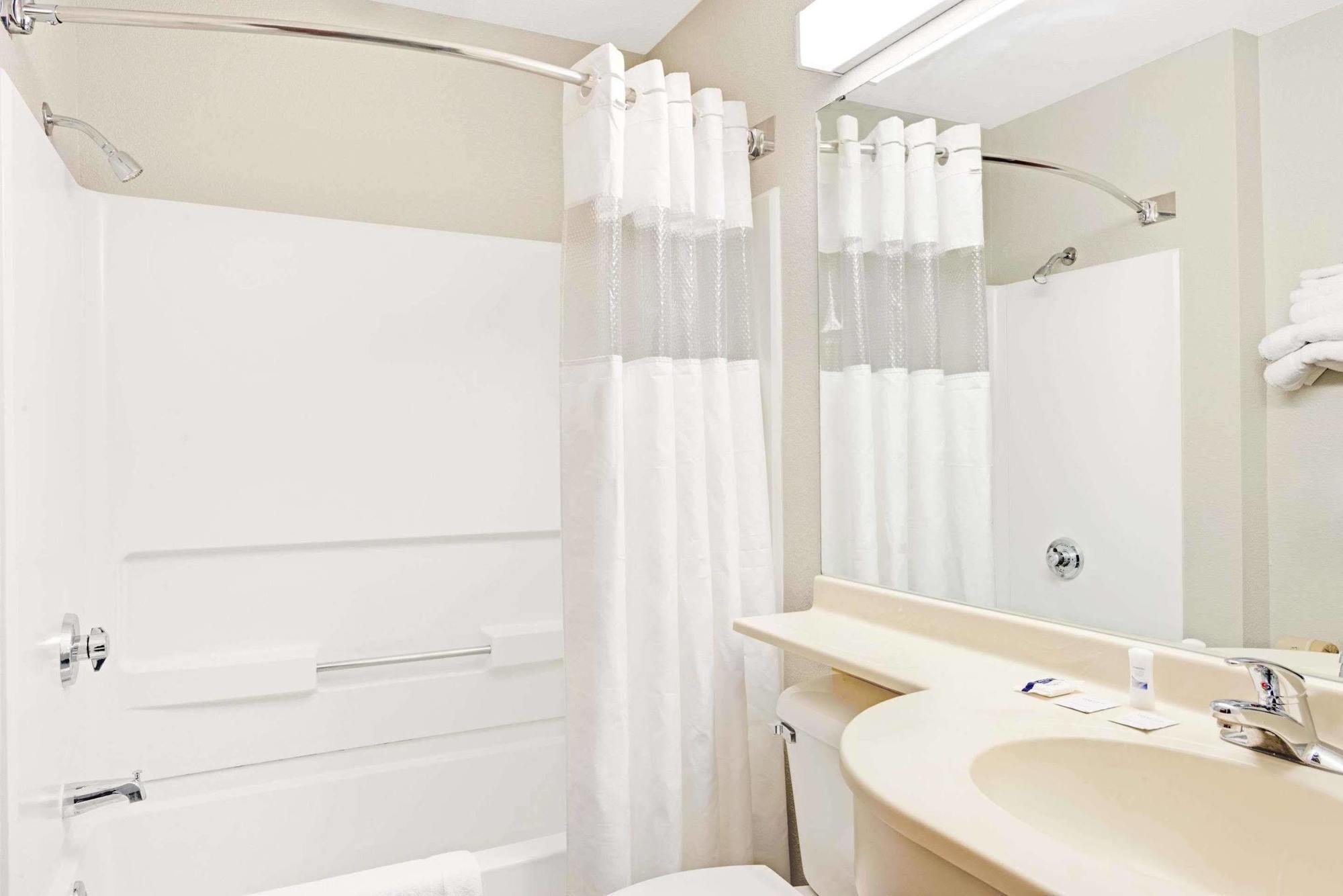 Microtel Inn & Suites Urbandale Екстериор снимка